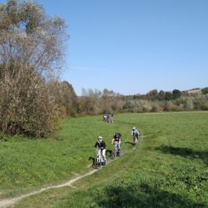 Uczestnicy pierwszego rajdu rowerowego PANS w trasie