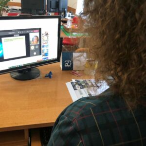 Uczestniczka Targów przed monitorem komputera