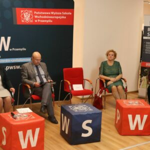 Paneliści w sali audiowizualnej przed rozpoczęciem transmisji