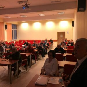 Uczestnicy spotkania w sali wykładowej (słuchają wykładu)