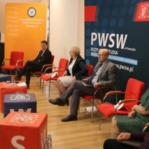Rozpoczęcie transmisji, na pierwszym planie paneliści, w tle dr Sławomir Solecki