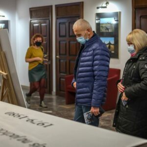 uczestnicy wydarzenia, oglądający wystawę w korytarzu Centrum Kulturalnego w Przemyślu