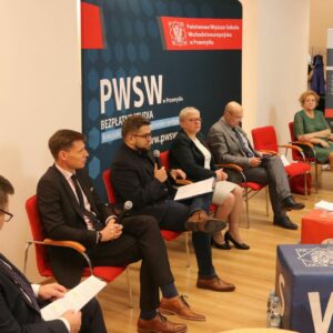 Paneliści podczas debaty, głos zabiera Mateusz Kutrzeba