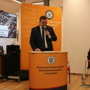 Dr Sławomir Solecki zabiera głos przy trybunie Akademickiego Biura Karier