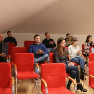 Uczestnicy-słuchacze dyskusji w sali audiowizualnej