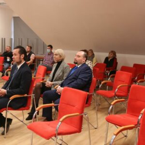 Uczestnicy-słuchacze dyskusji w sali audiowizulanej