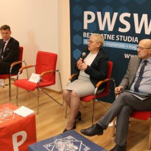Paneliści podczas dyskusji, głos zabiera Aneta Gronowicz
