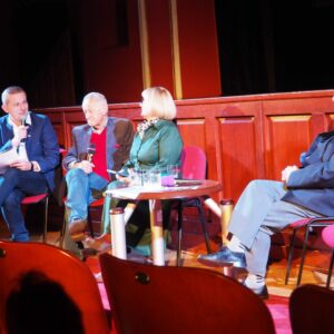 Prowadzący wydarzenie Rafał Paśko oraz (od lewej) Mieczysław Nyczek, Justyna Woś-Nyczek, Lesław „Maciej” Antoniewski