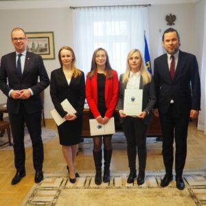 Stypendystki wraz z Prezydentem i Rektorem