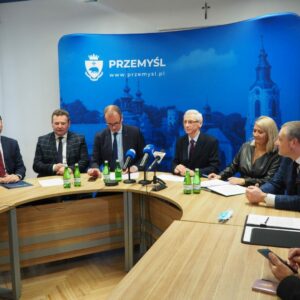 Uczestnicy konferencji prasowej przy stole
