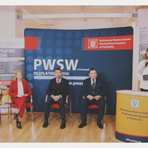 Studio w Przemyślu, początek transmisji. Od lewej: M. Wałczyńska-Gancarz, dr R. Oliwa, dr S. Solecki, E. Kasperska