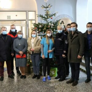Delegacja PANS, Policji oraz pracownicy hospicjum przy choince