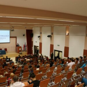 Uczestnicy spotkania w auli (widok z góry)