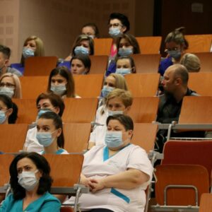Uczestnicy spotkania w auli (widok na publiczność, zbliżenie)