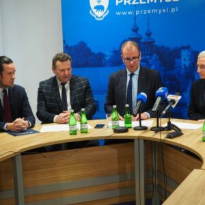 Uczestnicy konferencji prasowej przy stole