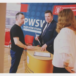 Studio w Przemyślu, obsługujący transmisję uzgadnia szczegóły z dr. Soleckim