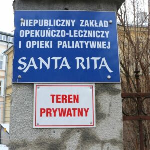 Tablica informacyjna z nazwą zakładu