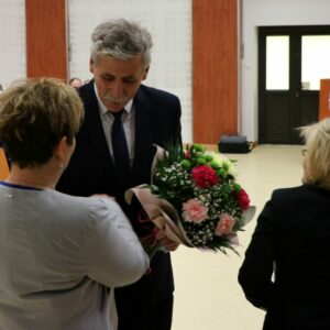 Prof. Guty odbiera kwiaty od gości (w auli)
