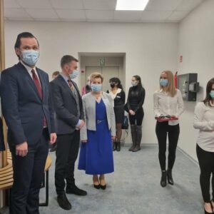 Władze uczelni w oczekiwaniu na przecięcie wstęgi
