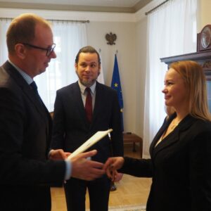 Prezydent wręcza dyplom Magadalenie Janowskiej, w tle Rektor