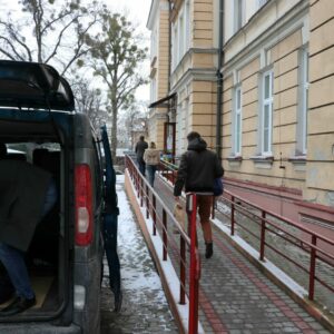 Studenci wnoszą prezenty do budynku
