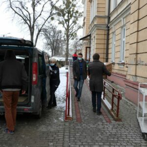 Delegacja wnosi prezenty do budynku