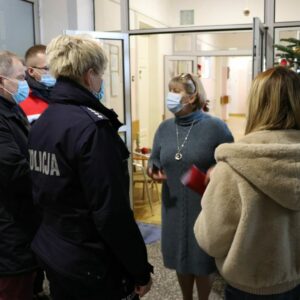 Rozmowy w korytarzu delegacji z pracownikami hospicjum