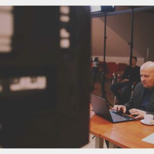 K. Gajdzik w studio, przy komputerze