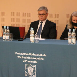 Na zdjęciu dr Grzegorz Szopa - Kierownik Zakładu Historii PANS oraz dr Irena Kozimala, prof. PANS - Dyrektor Instytutu Humanistyczno-Artystycznego PANS