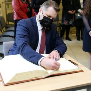 Minister Edukacji i Nauki Przemysław Czarnek podpisuje dokumenty