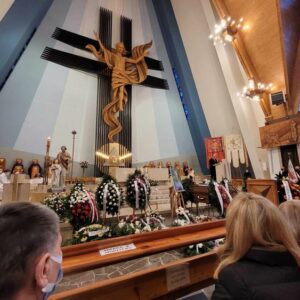 Wnętrze kościoła, ołtarz, na pierwszym planie głowy wiernych