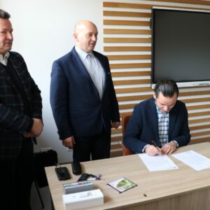 Od lewej: dr Sławomir Solecki - prorektor ds. rozwoju i współpracy, dr hab. Marek Delong, prof. PANS, dr Paweł Trefler, prof. PANS - rektor Uczelni
