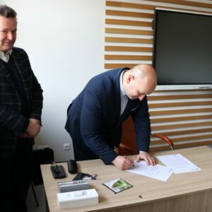 Podpisanie umowy przez Dyrektora Instytutu Nauk społecznych i Ochrony Zdrowia - dr hab. prof. PANS Marka Delonga