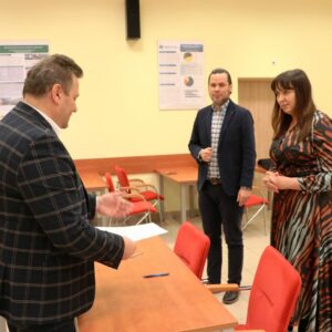 Od lewej: dr Sławomir Solecki - prorektor ds. rozwoju i współpracy, dr Paweł Trefler, prof. PANS - rektor Uczelni, dr inż. Wioletta Tomaszewska-Górecka - dyrektor Instytutu Nauk Technicznych