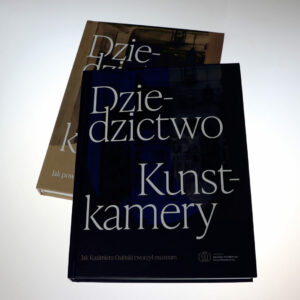 dwa tomy jubileuszowego wydawnictwa na 110-lecie Muzeum  pod tytułem „Dziedzictwo Kunstkamery”