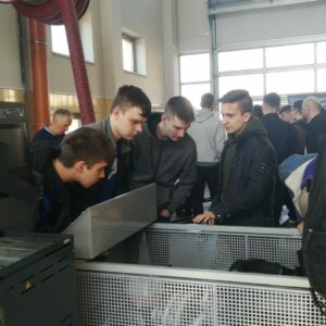 uczeń wykonuje część praktyczną konkursu polegającą na podłączeniu diagnoskopu i pomiarze kompresji silnika