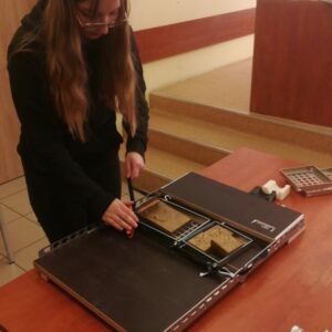 uczennice klasy logistycznej wykonują zadanie dotyczące zabezpieczenia ładunku do transportu