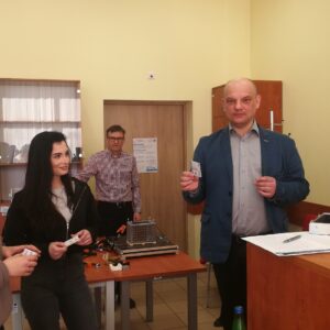 uczennice wykonują zadanie związane z obsługą tachografu