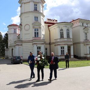 Delegacja naszej uczelni: JM Rektor - dr Paweł Trefler, prof. PANS (w środku), mgr Tomasz J. Filozof - Kanclerz (po prawej) oraz mgr Mateusz Ryś - Kierownik Domu Studenta (po lewej)
