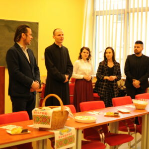 Rektor dr P. Trefler, prof. PANS, ks. dr M. Flader - duszpasterz akademicki oraz studenci przy wielkanocnym stole