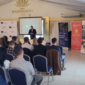 Dr S. Solecki przemawia podczas konferencji