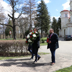 Delegacja naszej uczelni: JM Rektor - dr Paweł Trefler, prof. PANS (w środku), mgr Tomasz J. Filozof - Kanclerz (po prawej) oraz mgr Mateusz Ryś - Kierownik Domu Studenta (po lewej)