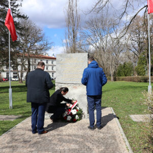 Złożenie kwiatów i zniczy pod pomnikiem poświęconym tragicznie zmarłym Marii i Lechowi Kaczyńskiemu oraz Januszowi Kurtyce