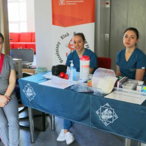 Studentki pielęgniarstwa przy stoisku kierunku
