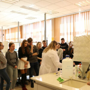 Uczniowie podczas eksperymentów chemicznych