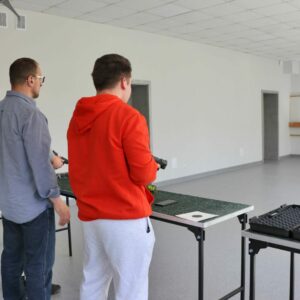Młodzież w strzelnicy pneumatycznej PANS