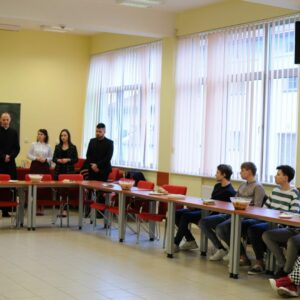 Studenci i pracownicy przy wielkanocnym stole