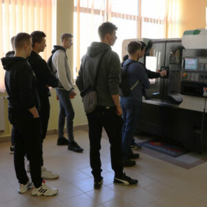 Uczniowie poznają działanie frezarki