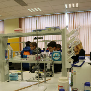 Młodzież zwiedza Laboratorium Chemii i Analizy Żywności