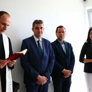 Poświęcenie Domu Studenta przez ks. dra M. Fladera (pierwszy z lewej), obok: M. Ryś, P. Trefler, G. Ostrowska
